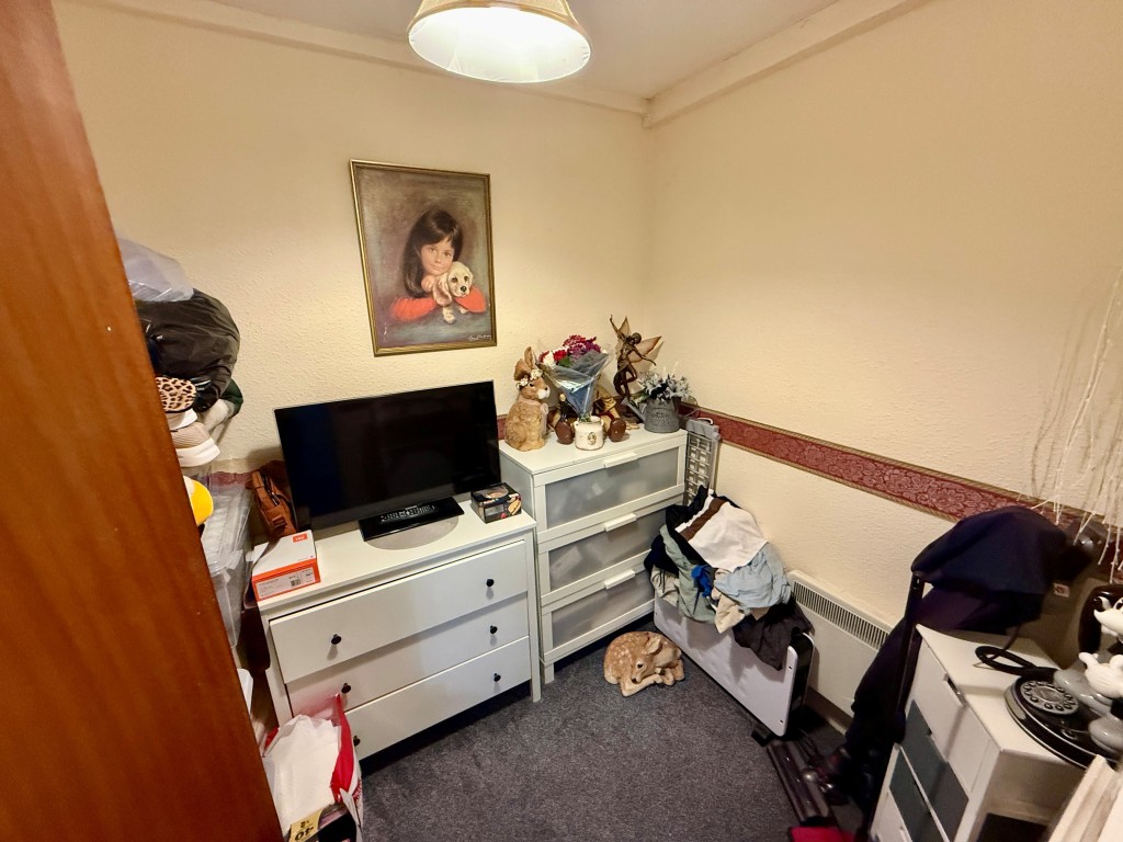 Lot: 74 - MIXED USE INVESTMENT IN TOWN CENTRE - FIVE FLATS AND COMMERCIAL UNIT - 44B East Street - Office